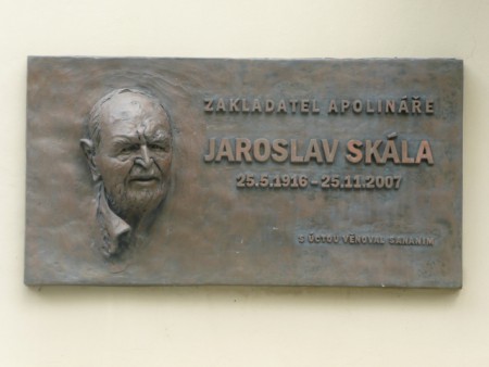 SKÁLA Jaroslav Doc. MUDr. - Praha 2, Nové Město, Apolinářská 447/4, budova oddělení léčby závislostí, dvorní trakt, na fasádě