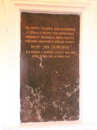 SEMERÁD Jan, MUDr. - Praha 10, Vinohrady, Šrobárova 1150/50, areál Vinohradské fakultní nemocnice, pavilon L, ředitelství, vestibul