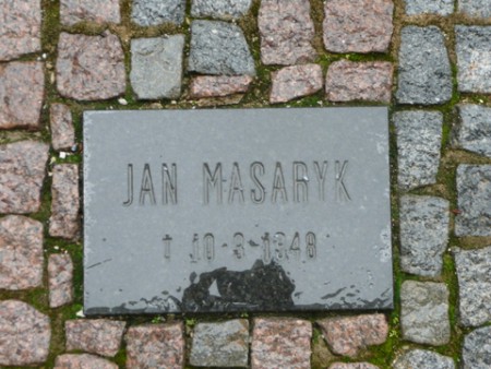 MASARYK Jan Dr. h.c. - Praha 1, Hradčany, Loretánské nám. 101/5, Černínský palác, Ministerstvo zahraničních věcí, přízemí, nádvoří, 3)