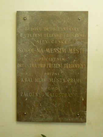 Praha 1, Malá Strana, U Lanové dráhy 609/3, sokolovna T. J. Sokol Malá Strana, za vstupními dveřmi, 1)